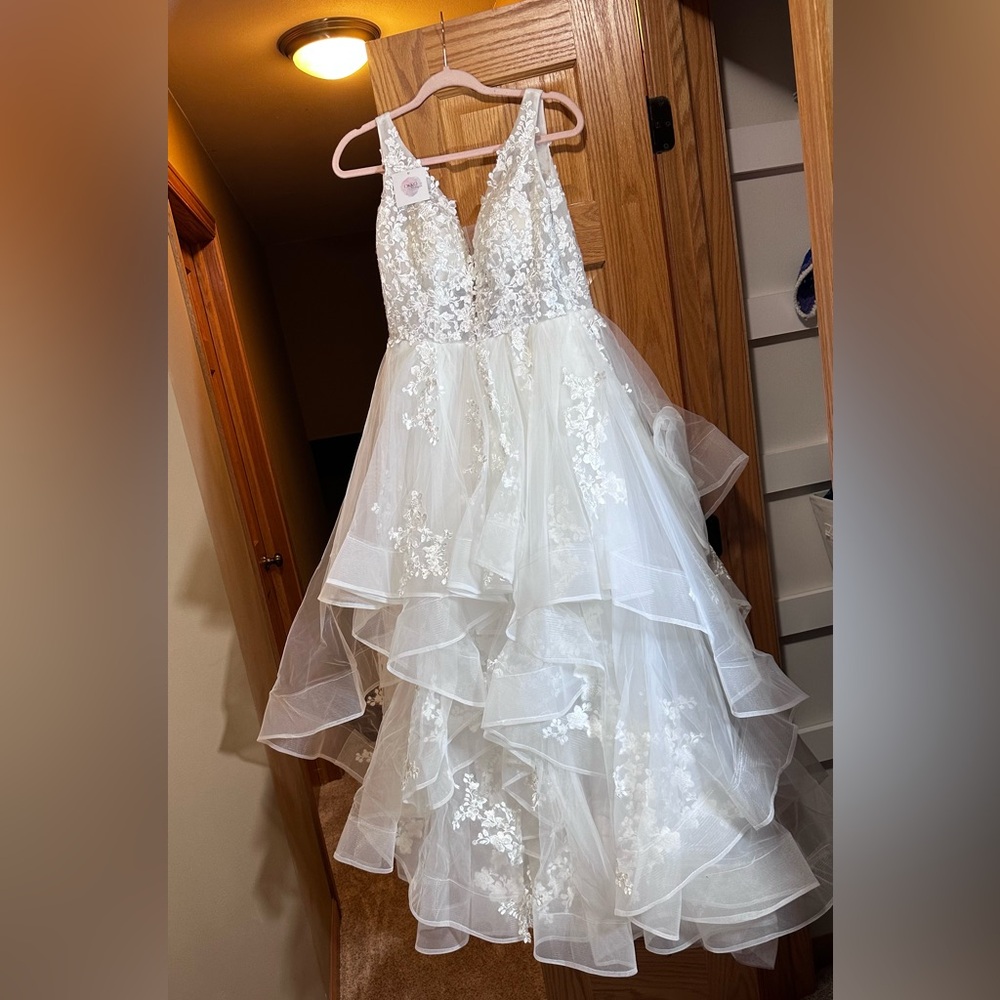 Elegant White Floral Appliqué V-Neck Wedding Dress